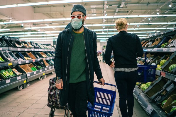 2048px-Coronavirus_COVID-19_face_mask_in_supermarket