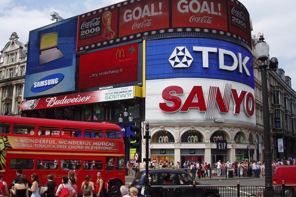 800px-Plaza_de_Piccadilly_Circus_en_Londres